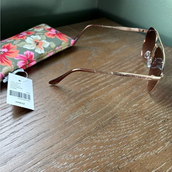 Lane Bryant brand new Stylish Brown Sunglasses with Floral Case - Picture 2 of 3